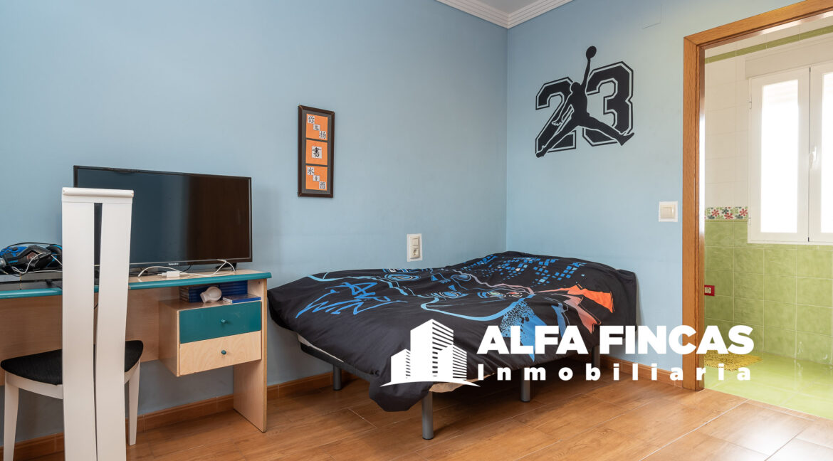 CHALET ADOSADO CON PATIO, TERRAZA Y GARAJE EN HONRUBIA (19)