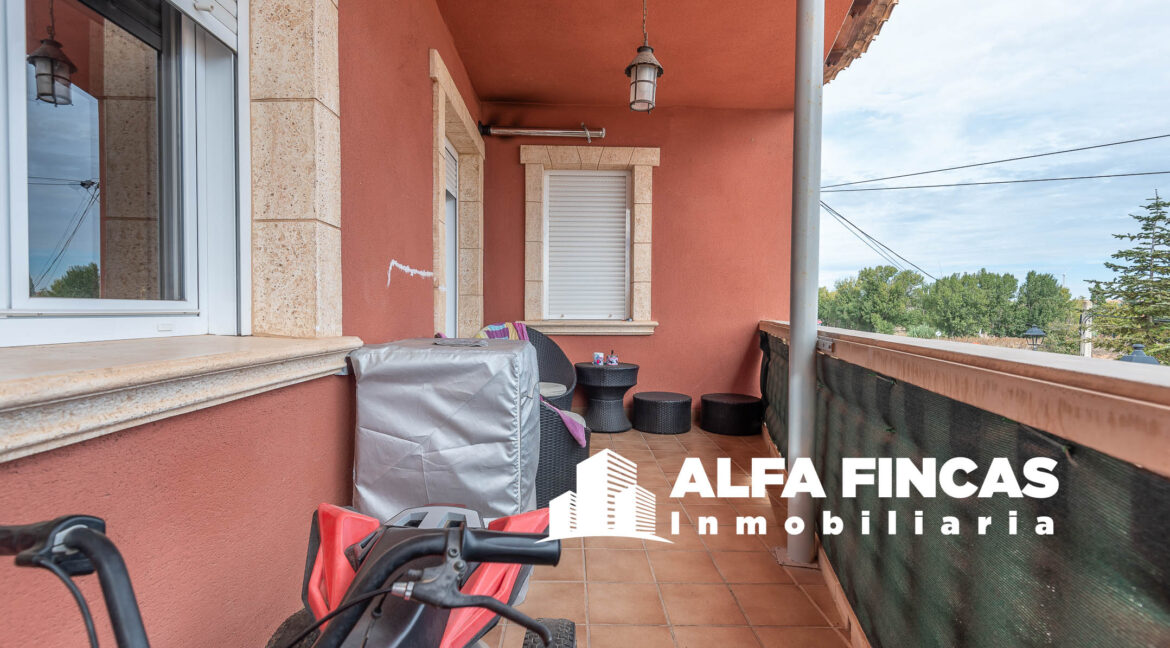CHALET ADOSADO CON PATIO, TERRAZA Y GARAJE EN HONRUBIA (23)