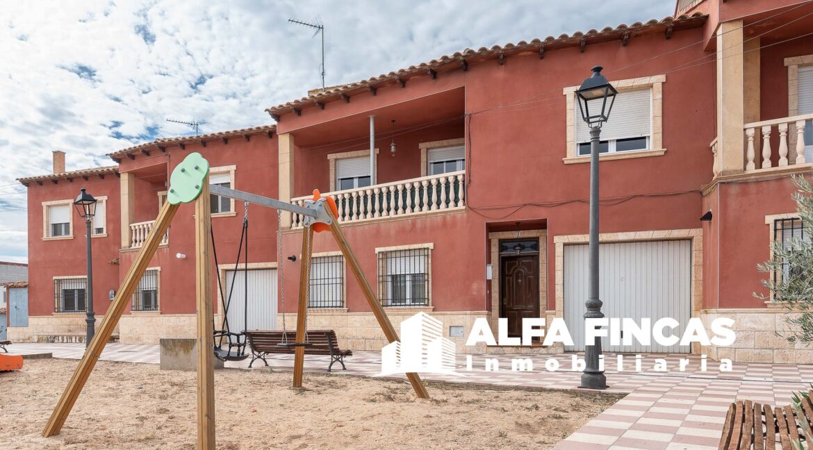 CHALET ADOSADO CON PATIO, TERRAZA Y GARAJE EN HONRUBIA (24)
