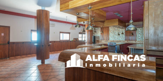 Casa con local en venta en Las Mesas