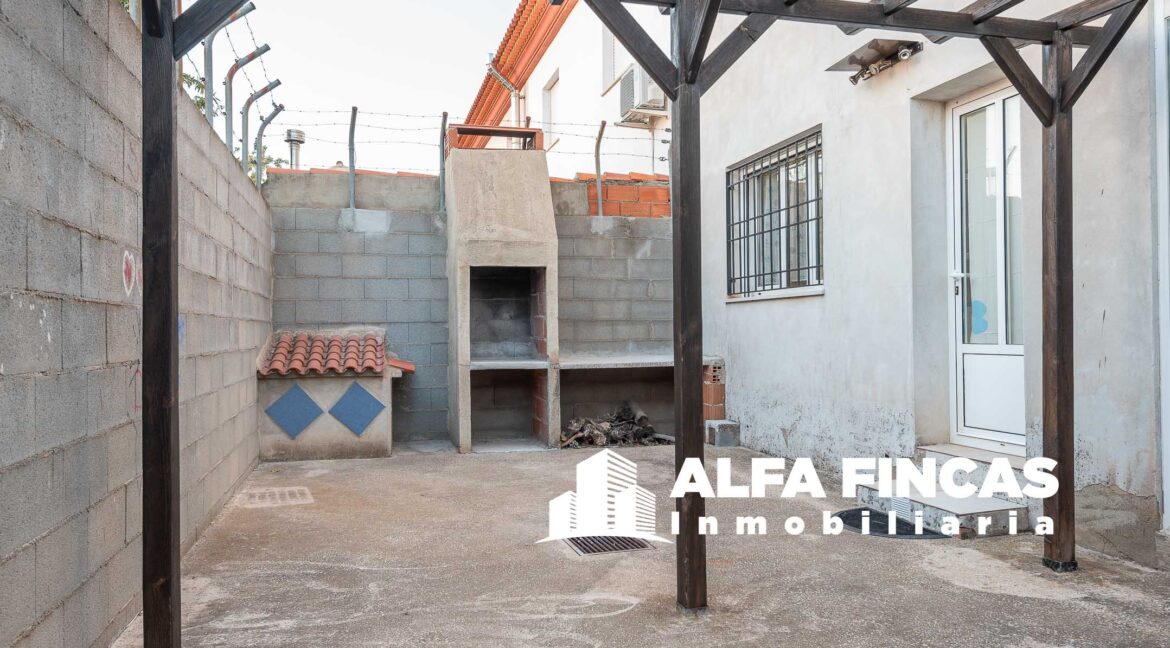 ADOSADO CON PATIO EN CASASIMARRO (9)