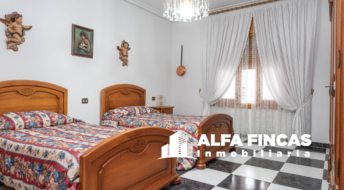 CASA CON PATIO Y GARAJE EN LA ALBERCA DE ZANCARA (28)