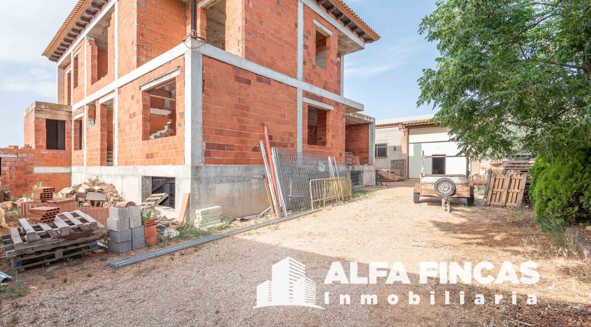 CASA CON PATIO Y NAVE (1)