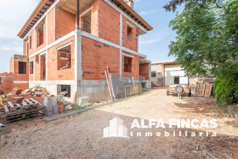 CASA CON PATIO Y NAVE (1)