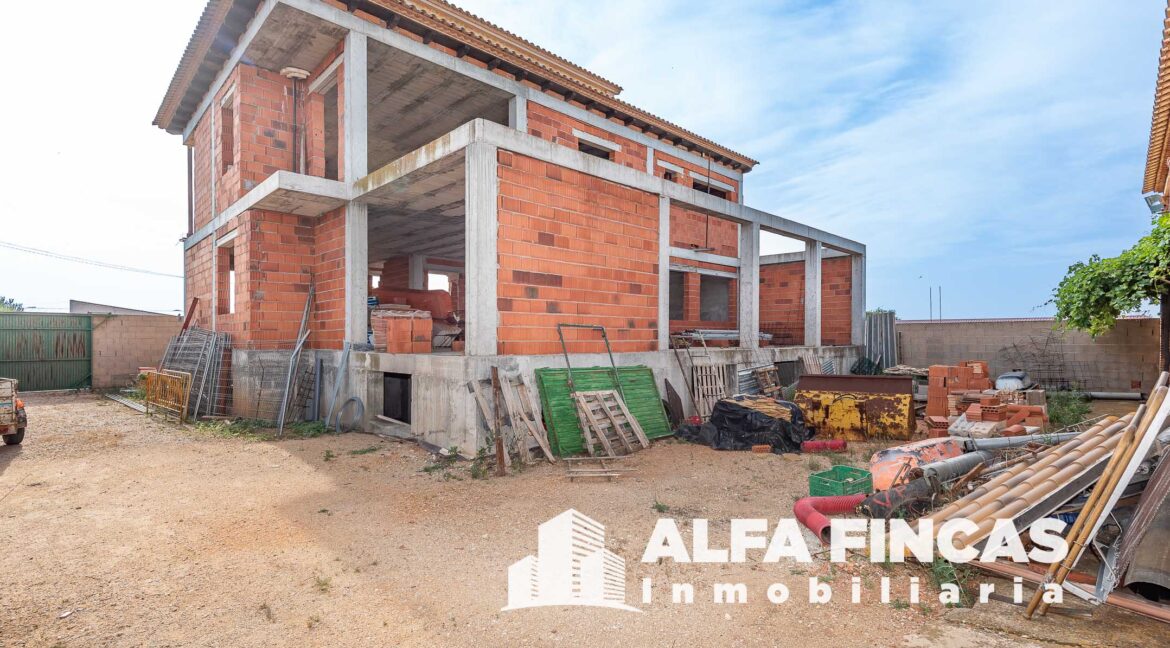 CASA CON PATIO Y NAVE (2)