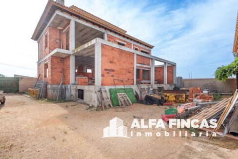 CASA CON PATIO Y NAVE (2)