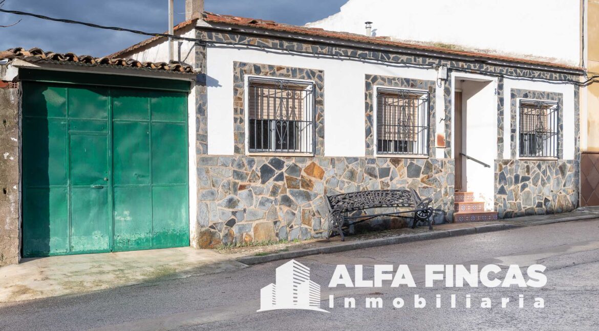 CASA EN VENTA CON PATIO Y GARAJE EN LA ALMARCHA (1)