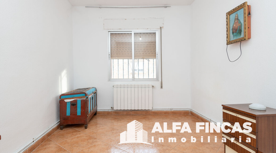 CASA EN VENTA CON PATIO Y GARAJE EN LA ALMARCHA (10)
