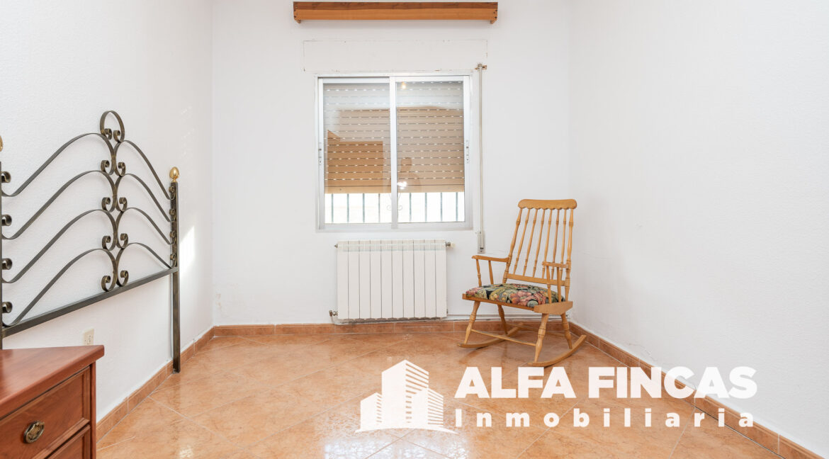 CASA EN VENTA CON PATIO Y GARAJE EN LA ALMARCHA (11)