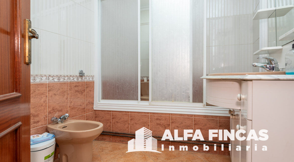 CASA EN VENTA CON PATIO Y GARAJE EN LA ALMARCHA (12)