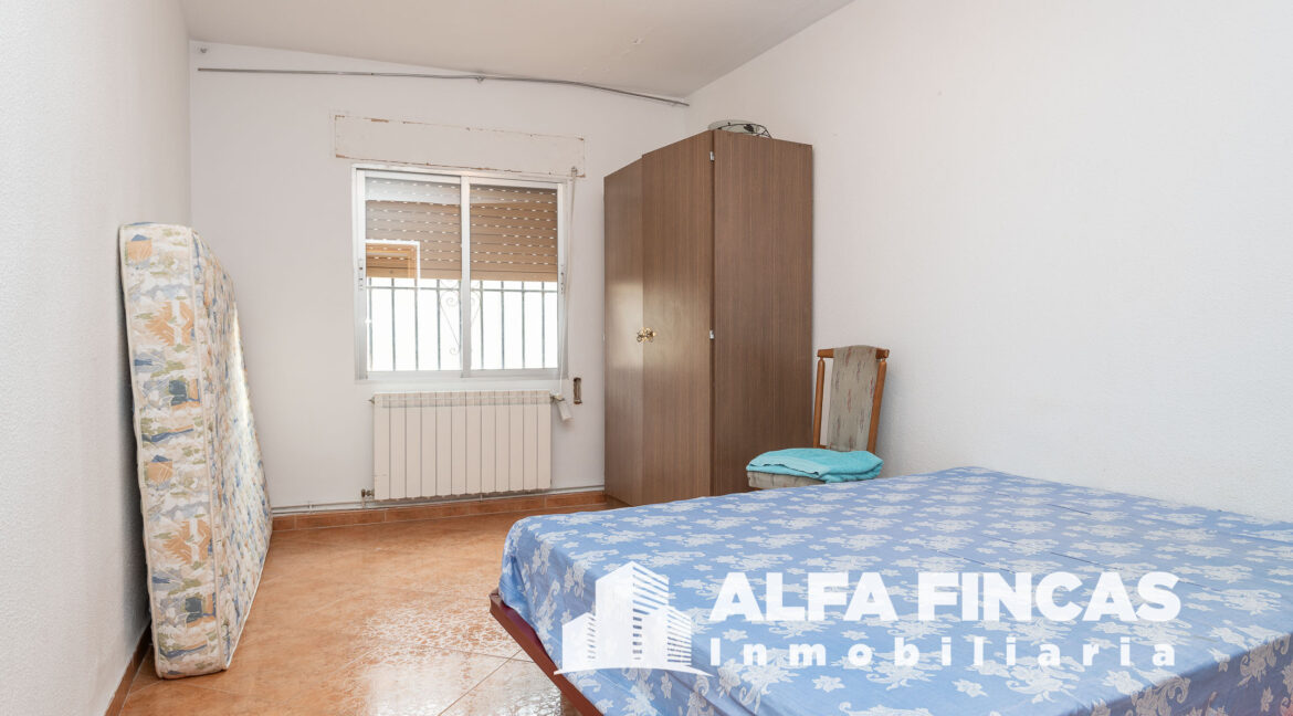 CASA EN VENTA CON PATIO Y GARAJE EN LA ALMARCHA (13)
