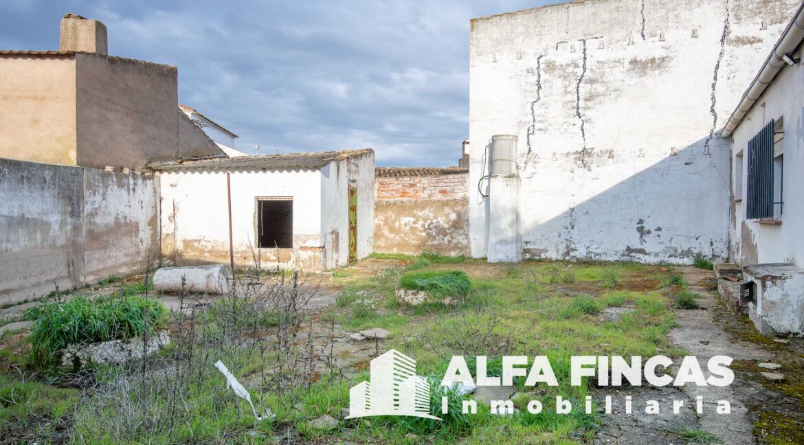 CASA EN VENTA CON PATIO Y GARAJE EN LA ALMARCHA (2)
