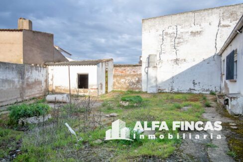 CASA EN VENTA CON PATIO Y GARAJE EN LA ALMARCHA (2)