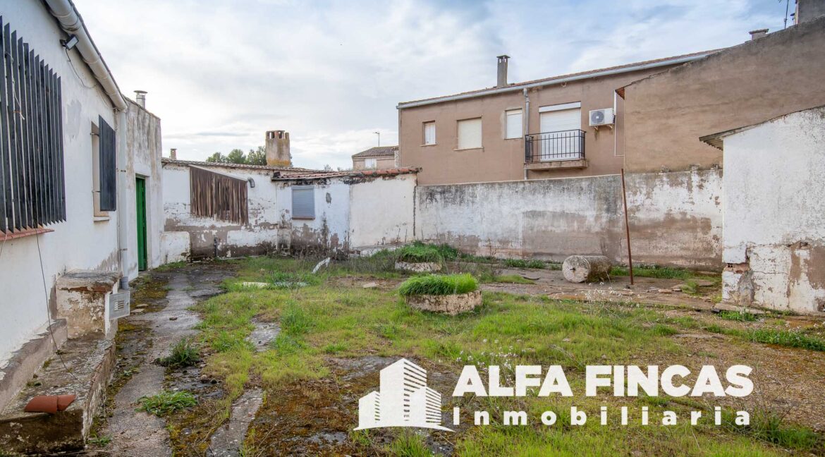 CASA EN VENTA CON PATIO Y GARAJE EN LA ALMARCHA (3)