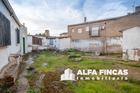 CASA EN VENTA CON PATIO Y GARAJE EN LA ALMARCHA (3)