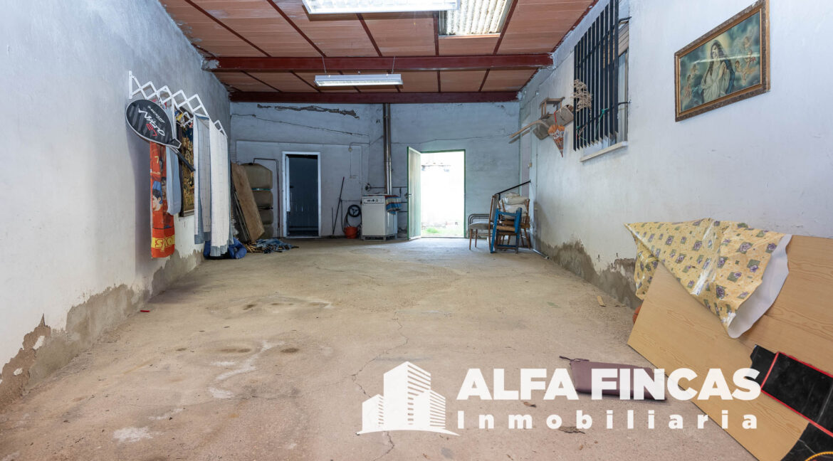 CASA EN VENTA CON PATIO Y GARAJE EN LA ALMARCHA (5)