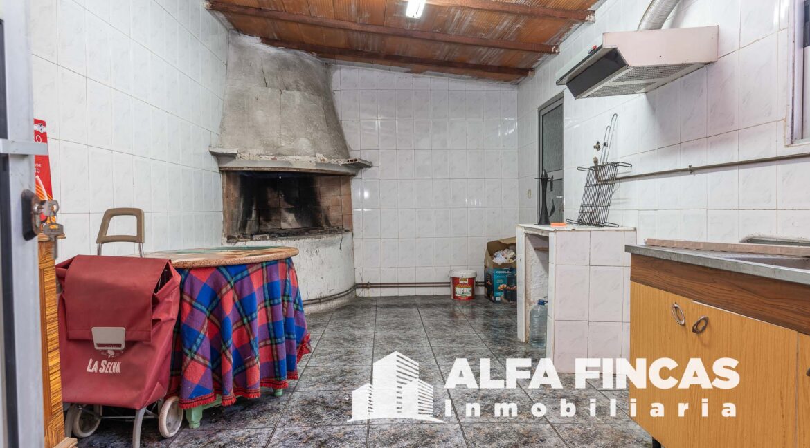 CASA EN VENTA CON PATIO Y GARAJE EN LA ALMARCHA (6)