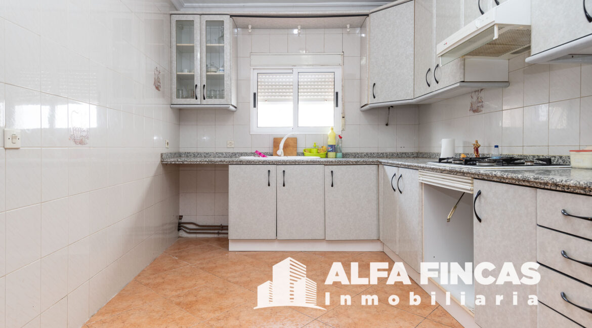 CASA EN VENTA CON PATIO Y GARAJE EN LA ALMARCHA (9)