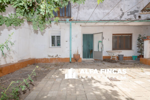 CASA CON PATIO Y GARAJE EN VILLARROBLEDO (13)