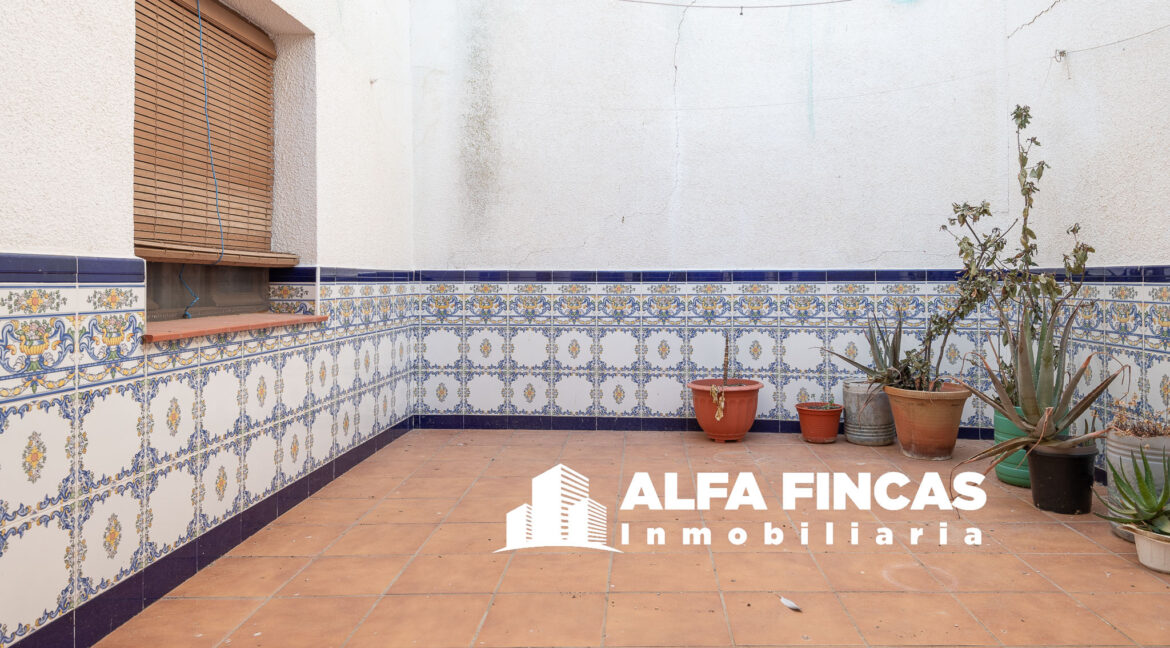 CASA CON PATIO Y CALEFACCION EN VILLARROBLEDO (18)