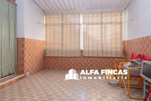 CASA CON PATIO Y CALEFACCION EN VILLARROBLEDO (2)