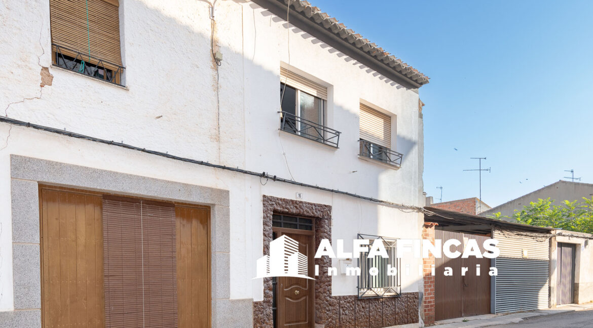 CASA CON PATIO Y CALEFACCION EN VILLARROBLEDO (22)