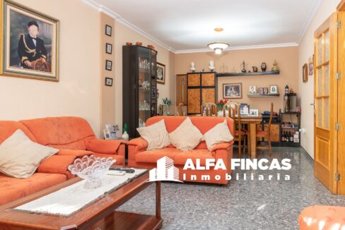 CASA CON PATIO Y GARAJE (1)