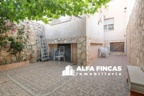 CASA CON PATIO Y GARAJE (12)