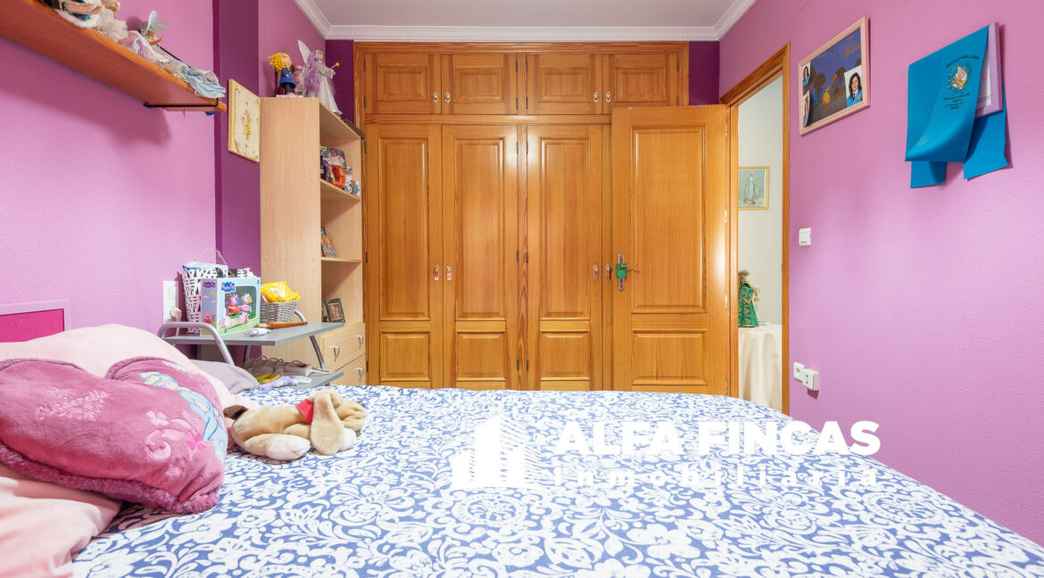 CASA CON PATIO Y GARAJE (16)