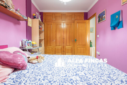 CASA CON PATIO Y GARAJE (16)